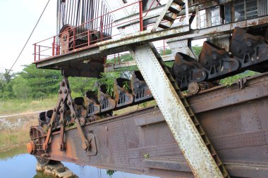 Bu, Malezya 'daki son teneke madencilik tarağı, Tanjung Tualang. Fotoğraflar, tarağın ziyaretçilerin güvenlik nedeniyle gemiye girmesine izin vermemesinden önce 2011 yılında çekilmişti.. 