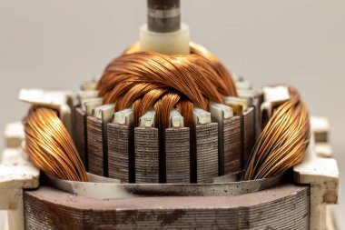 Elektrik motoru kapalı. Bakır bobin ve kutupları gösteriyor.