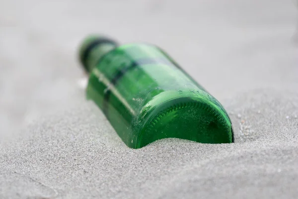 Groene Wijn Fles Half Begraven Een Zandstrand — Stockfoto