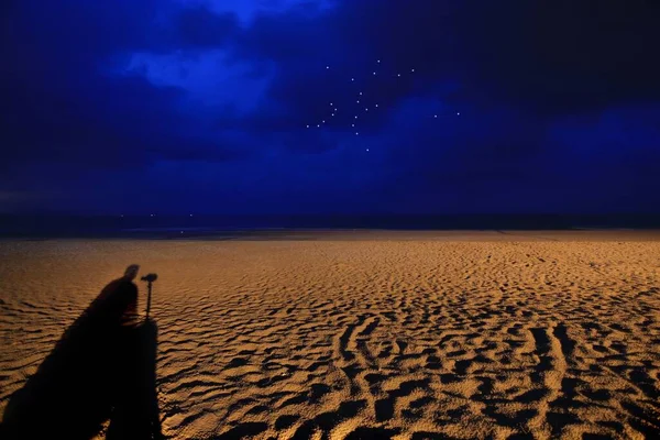 海の地平線を見下ろすビーチで天体時計 ストック画像