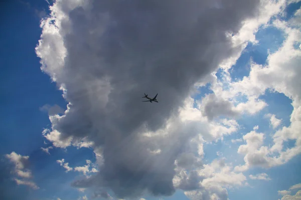 曇った空を飛ぶ飛行機 ストックフォト