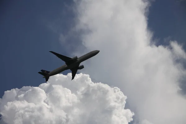 曇った空を飛ぶ飛行機 ロイヤリティフリーのストック写真