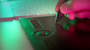 Grafik tablet kalemle. Grafik tasarımcısının aracı