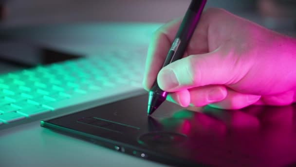 Tangan Dengan Pena Tablet Grafis Peralatan Perancang Grafis — Stok Video