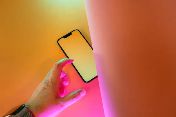 Mão Controlando Smartphone Mockup Tela Vazia Copiar Modelo Espaço Luzes — Fotografia de Stock