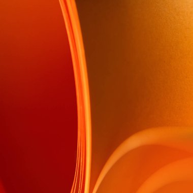 Turuncu kırmızı katmanlar, yumuşak gölgeli ve kıvrımlı kenarlı minimum arka plan. Soyut makro kompozisyon duvar kağıtları, marka görselleri veya modern grafik tasarım projeleri için mükemmeldir.