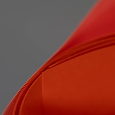 Soyut kırmızı turuncu kağıt kavisli arka plan. Katlanmış katmanlı en düşük geometrik bileşim tasarım, poster, şablon, duvar kağıdı veya yaratıcı sunum için uygun modern bir doku oluşturur