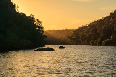 Kuzey Toprakları, Avustralya 'da Katherine Nehri üzerinde gün doğumu