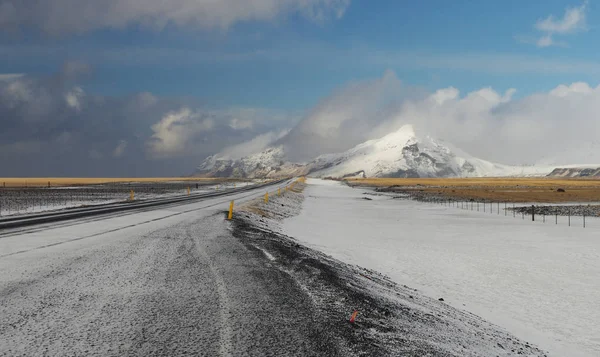 Paisaje Glaciar Islandauna Montaña Bajo Nieve Islandia Invierno Con Camino — Foto de Stock