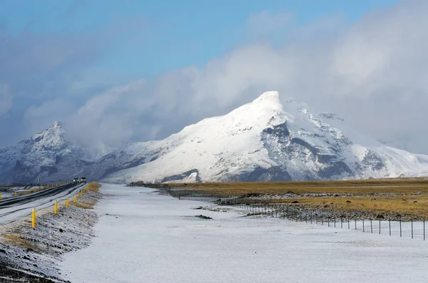 Paisaje Glaciar Islandauna Montaña Bajo Nieve Islandia Invierno Con Camino — Foto de Stock