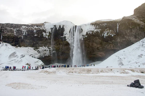 Ijsland Winter Landscapetourists Ijsland Winter Voor Een Waterval — Stockfoto