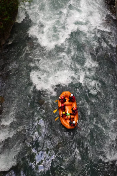 それに 人と白い水オレンジ Raftingan カヌーに入る急流 — ストック写真