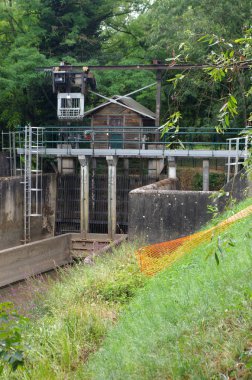 Nehir seviye kontrol vana ile kontrol kabin