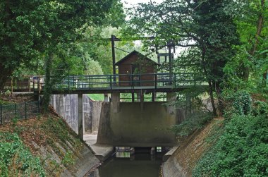 Nehir seviye kontrol vana ile kontrol kabin