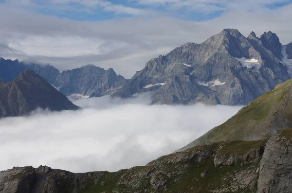 夏に山でブロック Summercloud 風景の山の風景 — ストック写真