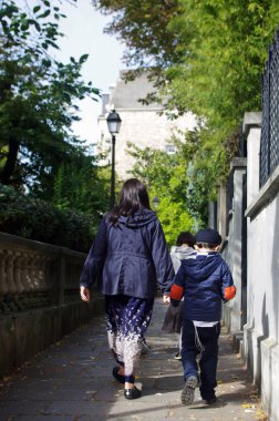 Bir anne ve çocuğunu Paris Montmartre Paris, Fransa, sokaklarında yürümek