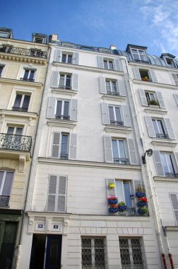 Fransa'nın Paris, sakin bir sokakta tipik Montmartre ev cephe