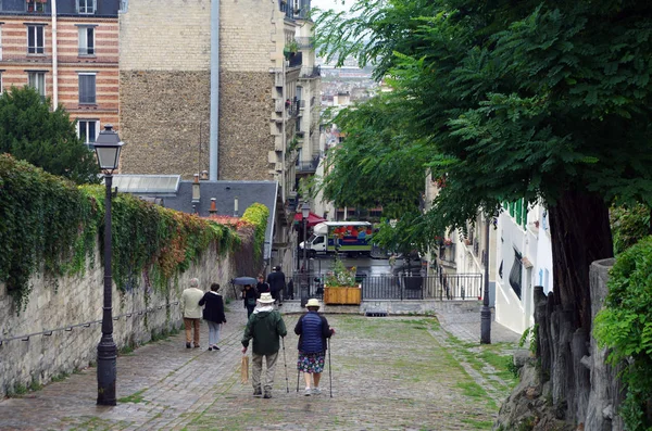 Pessoas Caminham Pelas Ruas Montmartre Paris — Fotografia de Stock