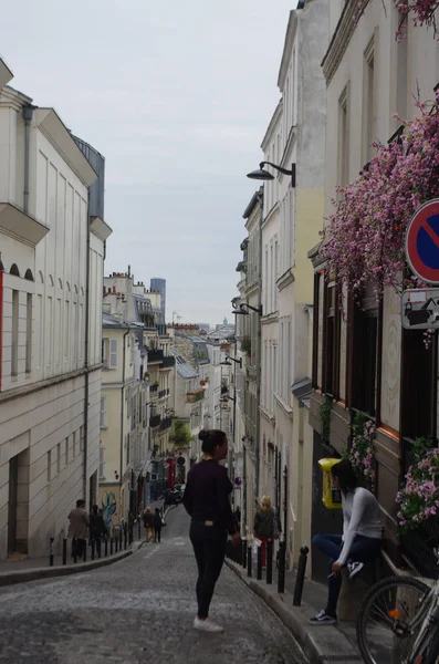 静かな通りに パリの典型的なモンマルトル家の正面 — ストック写真