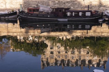 Paris'te Seine kıyısında binaları önünde park etmiş tekneler