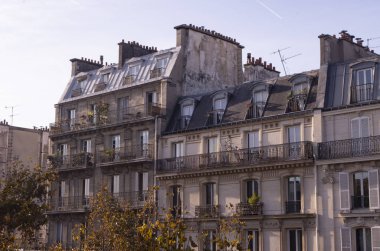 Çatı, cephe sistemleri, balkon ve sonbaharda Paris'te binaların baca