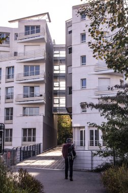 Çatı, cephe sistemleri, balkon ve sonbaharda Paris'te binaların baca