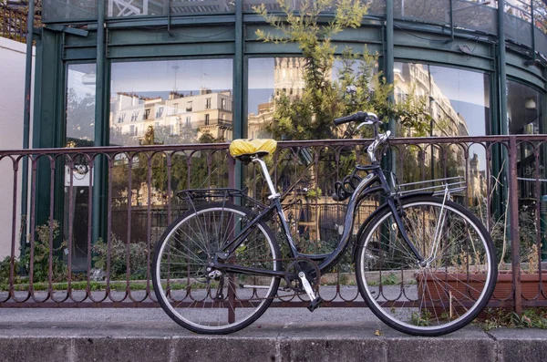Велосипед Припаркованный Вдоль Тротуара Улицах Парижа Отражением Парижских Зданий — стоковое фото
