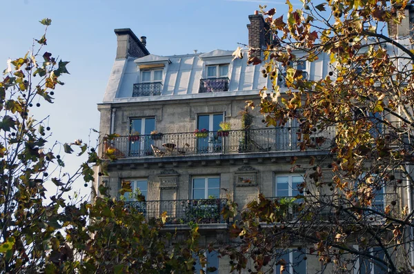 Çatı Cephe Sistemleri Balkon Sonbaharda Paris Binaların Baca — Stok fotoğraf