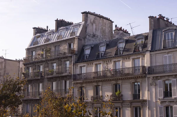 バルコニー 秋のパリの建物の煙突 — ストック写真