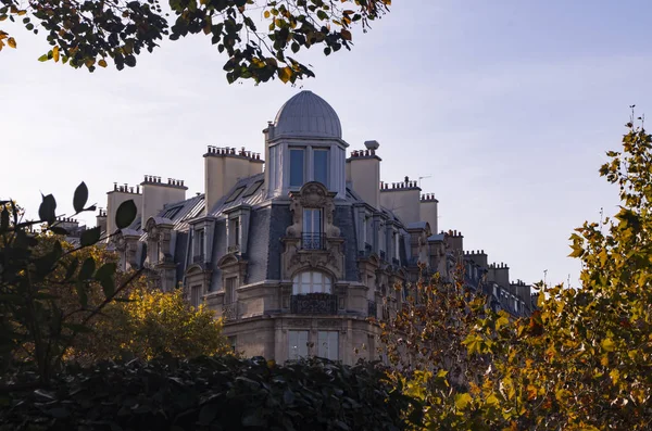 Дахи Фасади Балконом Димоходи Будівель Парижі Осінній — стокове фото