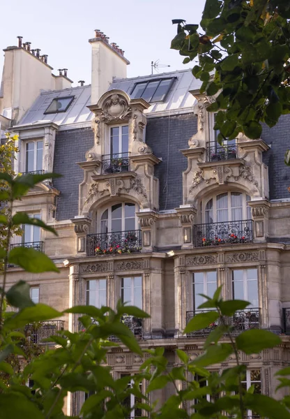Çatı Cephe Sistemleri Balkon Sonbaharda Paris Binaların Baca — Stok fotoğraf