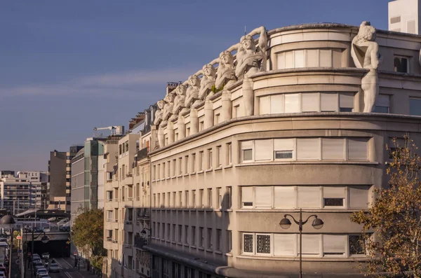 バルコニー 秋のパリの建物の煙突 — ストック写真