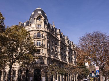 Çatı, cephe sistemleri, balkon ve sonbaharda Paris'te binaların baca