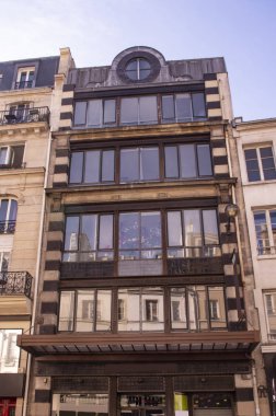 Çatı, cephe sistemleri, balkon ve sonbaharda Paris'te binaların baca