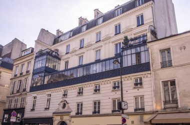 Çatı, cephe sistemleri, balkon ve sonbaharda Paris'te binaların baca