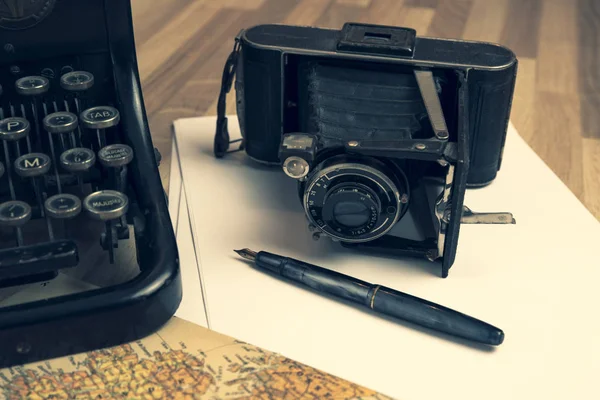 Detail Der Tasten Einer Alten Schreibmaschine Mit Einer Alten Kamera — Stockfoto
