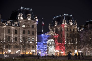 Geceleri aydınlatılan güzel Paris yapı
