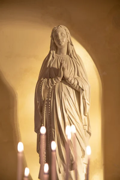 Άγαλμα Της Παναγίας Κεριά Πρώτο Πλάνο — Φωτογραφία Αρχείου