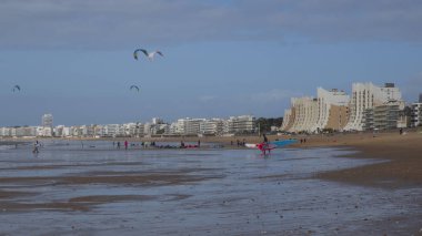 Kışın sahilde sahilde sörfçü hazırlamak