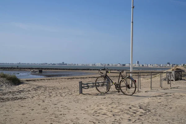 ボールとブルターニュ ポルニシェの砂浜の前で自転車 — ストック写真
