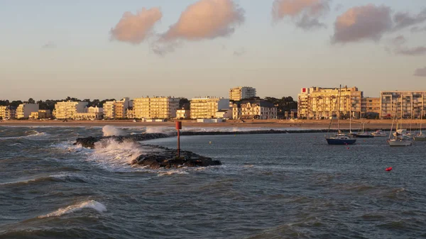 ボート ビーチ 海と建物夕暮れポルニシェ海岸線 — ストック写真