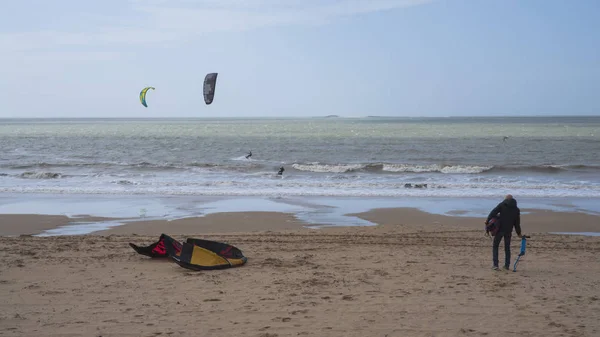 Dois Kitesurf Mar Homem Praia Com Equipamento Nos Braços — Fotografia de Stock