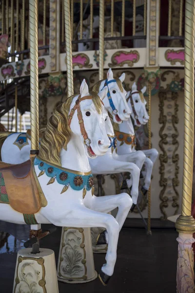 Een Witte Houten Paard Een Merry — Stockfoto