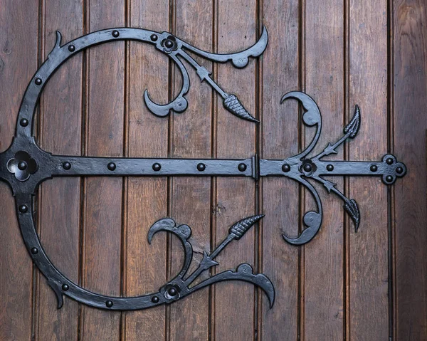 Detail Starých Dřevěných Dveří Výzdobou Tepaného Železa — Stock fotografie