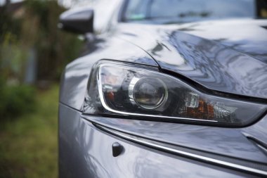 Gri bir arabanın farının yakın çekim