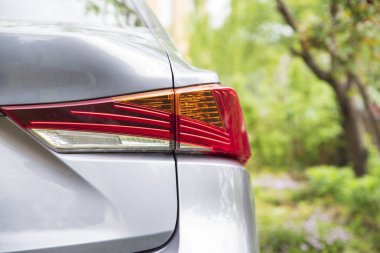 Gri bir arabanın arka farının yakın çekim