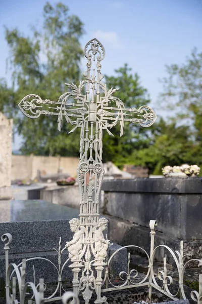 Cruz Antiga Túmulo Cemitério — Fotografia de Stock