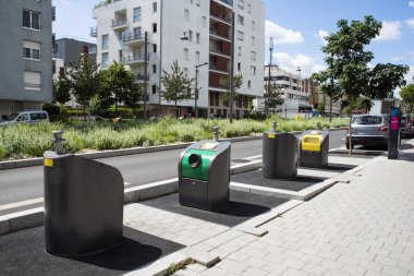 Fransa'da Massy şehir merkezinde bir binanın önünde atık kutuları
