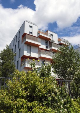 Massy bitki örtüsü ile modern bina, Fransa