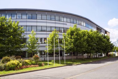 Endüstriyel alanda modern ofis binası